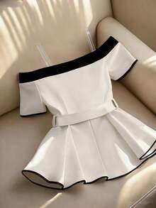 Blusa elegante y de moda para mujer, con diseño minimalista y versátil, con contraste de color negro y blanco, decoración de hebilla metálica y volantes en el bajo, para el verano - Beis - Ver 2