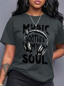 Camiseta de cuello redondo 'Music Soothes My Soul' con estampado de auriculares, camisetas con eslogan, camiseta de manga corta con cuello redondo para mujer. - Negro - Ver 4