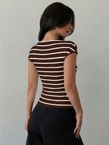 Camiseta blanca ajustada con hombro asimétrico, cintura fruncida, para mujer.Atuendo modesto y elegante para uso diario, playa, aeropuerto, vacaciones, trabajo como maestra. - Marrón - Ver 2