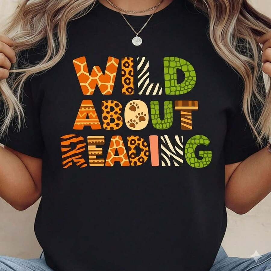 Wild About Reading, Z1ootopia Wild About Reading, TeaC1her Reading Shirt Design, TeaC1her, Animal KinG1Dom 220G Men's AL1Godn Foundation, 220g Of Pure Comfort. Created For Every Human Being, Whether Woman Or Man. Consistent Fabric Of Optimal Quality, Prepared For Any Size, Soft To The Touch But Designed To Hold Up. Breathable Outerwear For Women, Autumn Sets, Vacation Outfits, New Year's Costumes For Her. - 黑色 - 查看 1
