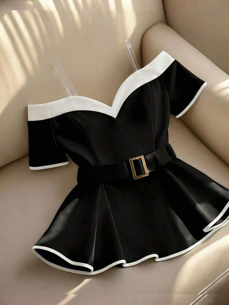 Blusa elegante y de moda para mujer, con diseño minimalista y versátil, con contraste de color negro y blanco, decoración de hebilla metálica y volantes en el bajo, para el verano - Negro - Ver 1