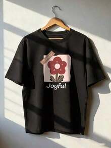 Remera Estampado Flor Minimalista Feliz,Camiseta de manga corta de moda para primavera y verano de 2026, hecha en México, 180 gramos. Estampado de dibujos animados, modelo de pareja, apta para uso interior o exterior. Cuello redondo, unisex, ideal para oficina y ocio. Paquete de una pieza. - Negro - Ver 3