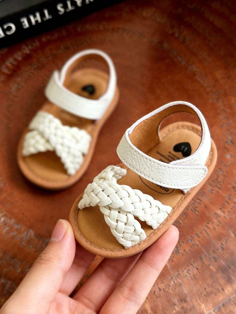 Sandal đế bằng hở mũi, họa tiết hoa, chất liệu da PU mềm mại cho bé gái sơ sinh/trẻ nhỏ, thích hợp cho mùa hè.