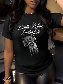 Mano tatuada sosteniendo una rosa con una daga dorada simboliza fuerza lealtad y coraje frente al deshonor transmitiendo un mensaje de honor profundo camiseta de mujer casual moderna cómoda para uso diario - Negro - Ver 1