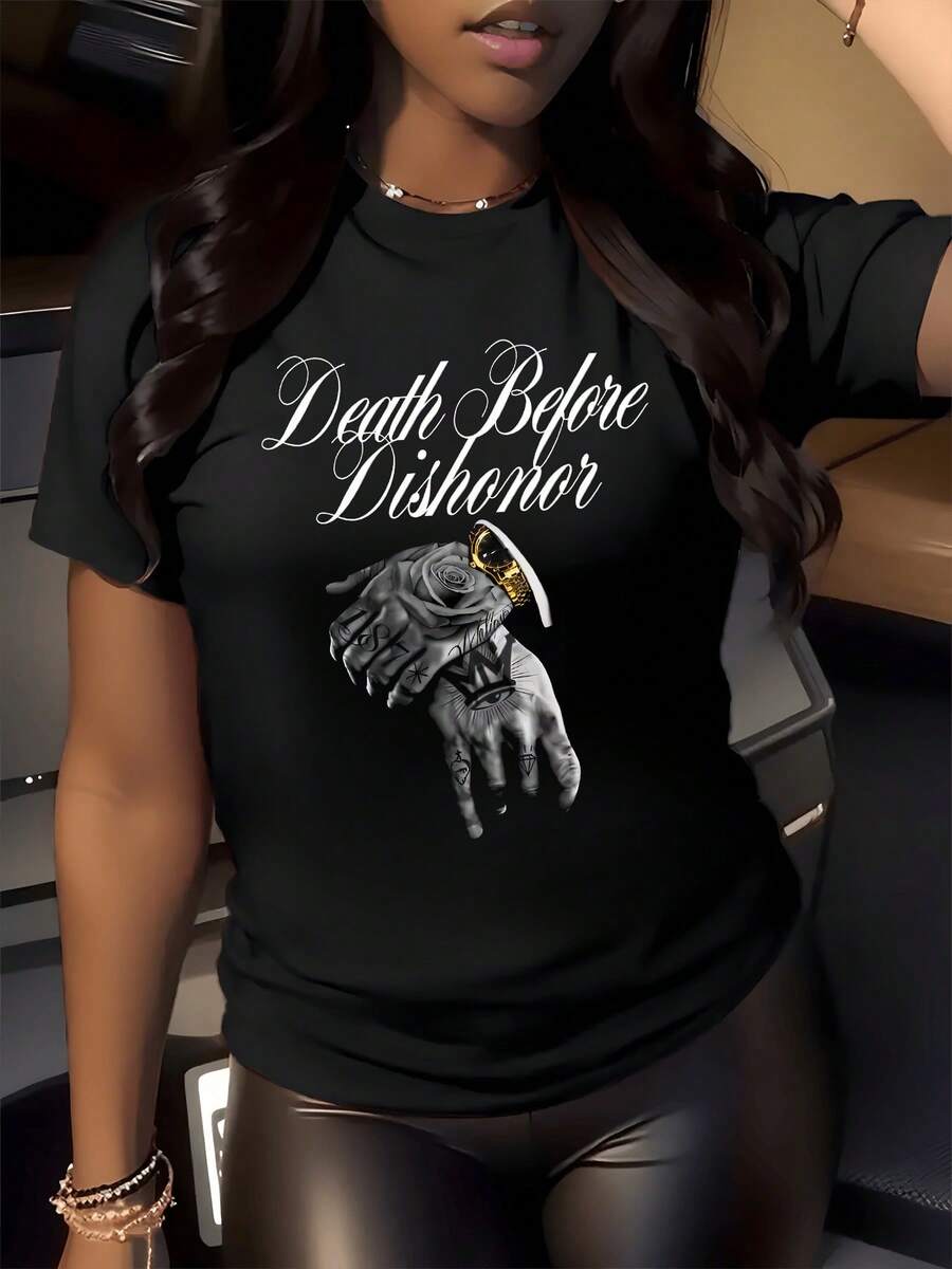 Mano tatuada sosteniendo una rosa con una daga dorada simboliza fuerza lealtad y coraje frente al deshonor transmitiendo un mensaje de honor profundo camiseta de mujer casual moderna cómoda para uso diario - Negro - Ver 1