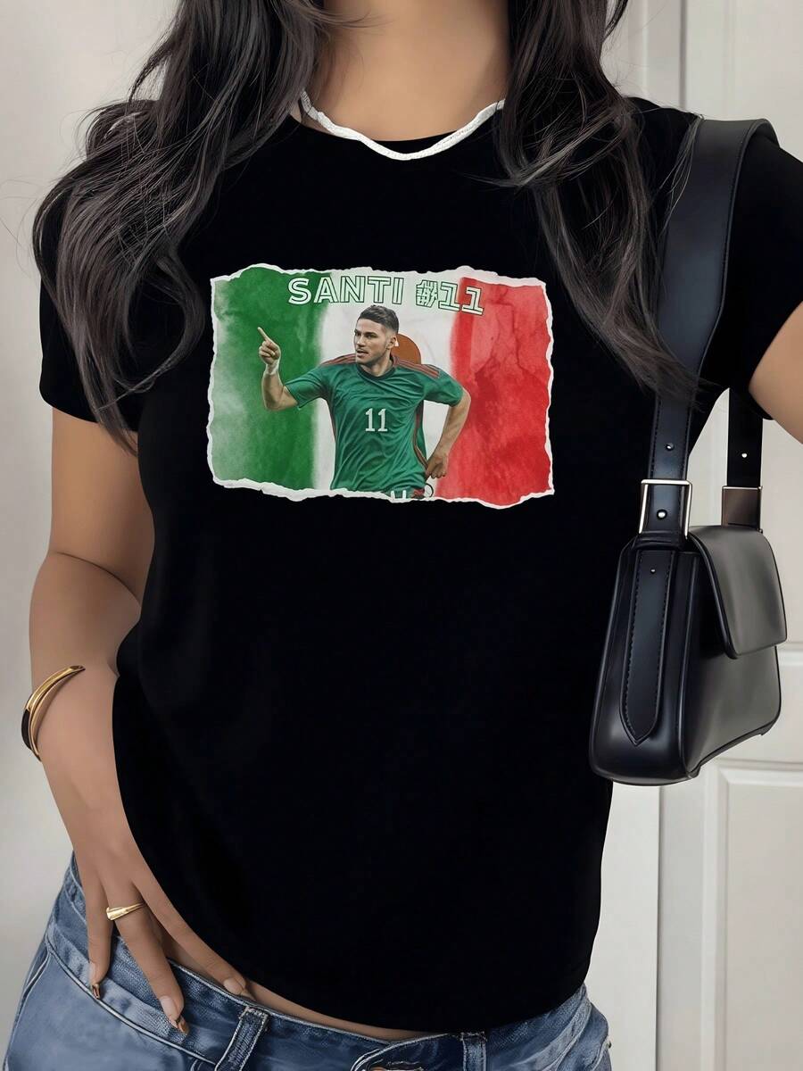 Bandera mexicana ondeando detrás de un jugador mostrando pasión orgullo y fuerza nacional con número once simbolizando energía y determinación camiseta de mujer casual moderna cómoda para uso diario - Negro - Ver 1
