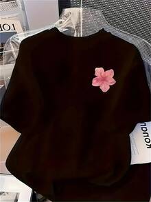 Camiseta de mujer, moderna camiseta de manga corta con estampado floral en el lado izquierdo del pecho, cuello redondo, informal, para todas las estaciones. - Negro - Ver 6