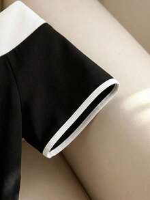 Blusa elegante y de moda para mujer, con diseño minimalista y versátil, con contraste de color negro y blanco, decoración de hebilla metálica y volantes en el bajo, para el verano - Negro - Ver 5