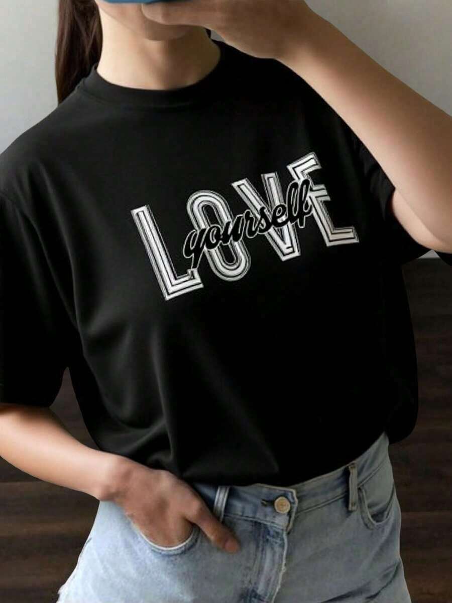 Camiseta de manga corta con cuello redondo para mujer, estampada con letras en inglés, transpirable y que no provoca sudoración, suave y lisa, de textura de alta calidad, adecuada para deportes y fitness, uso diario, vacaciones, oficina, escuela, fiestas y diversas otras ocasiones. - Negro - Ver 1