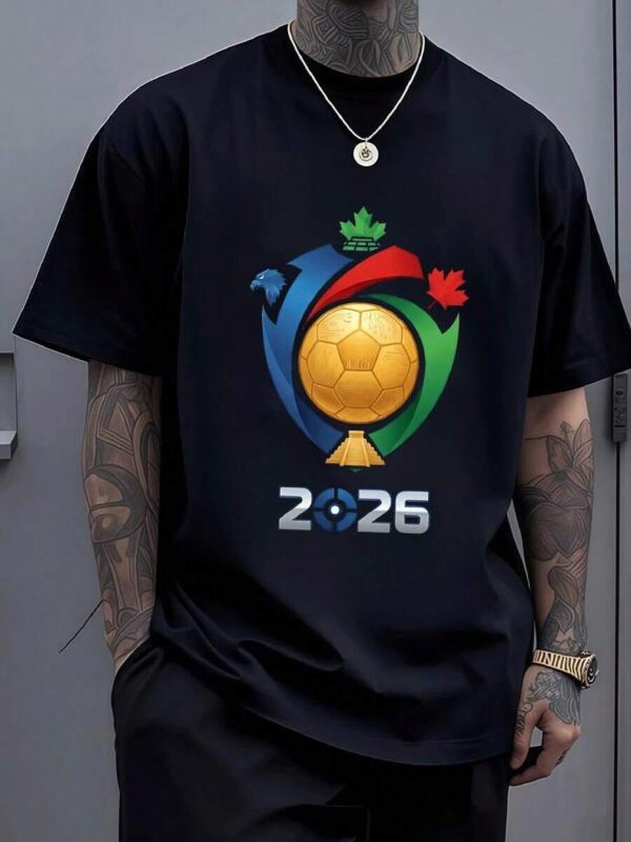 Símbolo que celebra la unión deportiva mundial con águila azul hoja roja y verde rodeando un balón dorado sobre pirámide dorada evocando fuerza y pasión Camiseta de hombre 100% algodón cómoda para aficionados del fútbol 2026 - Negro - Ver 1