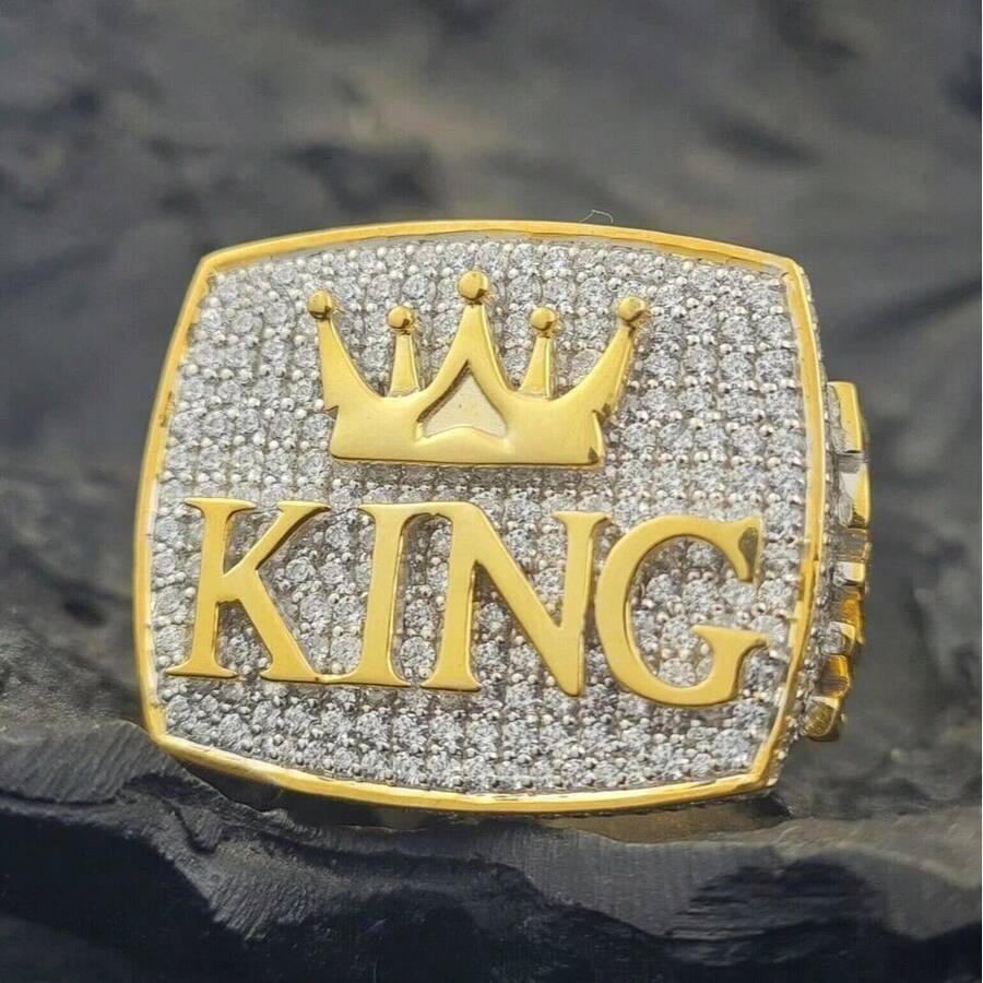 Anillo de motorista de oro de 18 quilates con baño de oro, con diseño geométrico cuadrado grabado y circonita cúbica para hombres - Dorado - Ver 1