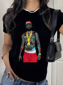 Figura artística de un hombre con cadenas doradas tatuajes coloridos y gorra roja representando confianza urbana y energía moderna camiseta de mujer casual moderna cómoda - Negro - Ver 8