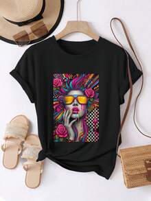 Camiseta de mujer: Camiseta cómoda y casual de manga corta y cuello redondo con un vibrante estampado artístico que muestra una rosa y una chica con gafas de sol. Cuello redondo, longitud regular, adecuada para todas las estaciones. Moda cotidiana ideal para la ropa femenina de primavera y verano. - Negro - Ver 1