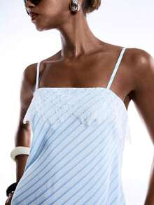 Camiseta de mujer con encaje asimétrico y contraste - Azul y blanco - Ver 6