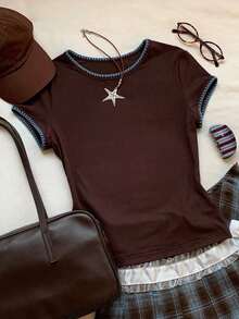 2026 Nueva Moda Camiseta Casual Versátil de Mujer con Cuello Redondo y Mangas Cortas, Contraste de Ribete, Top de Verano, Ropa de Primavera para Exteriores, Top Beige Casual Y2K - Marrón - Ver 9