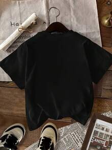 Una camiseta estampada con citas bíblicas, que muestra cinco panes y dos peces, inspirada en el Evangelio de Mateo, refleja el milagro y la esencia de la fe. - Negro - Ver 2