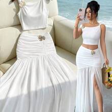 Women's Elegant White 2 Pieces Set, Featuring Shoulder Strap Cropped Top And Low-Cut Long Skirt With Metal Decor, Fitted Silhouette, Suitable For Luxury Occasions Like Dates, Galas, Parties, And Vacations - Blanco - Ver 2