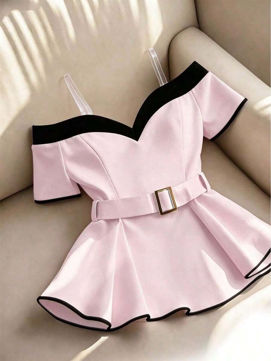 Blusa elegante y de moda para mujer, con diseño minimalista y versátil, con contraste de color negro y blanco, decoración de hebilla metálica y volantes en el bajo, para el verano - Rosa Pálido - Ver 1