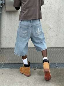 Pantalones cortos vaqueros de 3/4 de longitud, sueltos, de estilo urbano, con bordado de letra negra para hombres - Lavado ligero - Ver 3