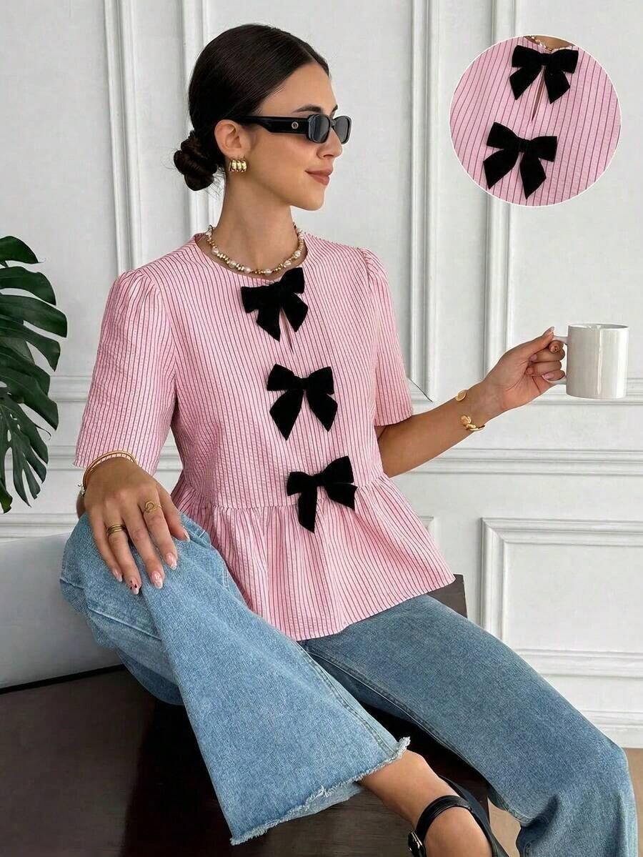 Blusa casual de mujer con rayas y lazo, Blusa de manga corta a rayas elegante para mujer, Decoración de lazo negro vintage, Diseño holgado y estilizante con volantes, Camisa color albaricoque, Verano para mujer, Blusa para salir, Playa para mujer, - Rosa - Ver 1