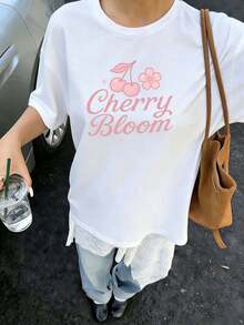 Camiseta Holgada para Mujer Blanca con Estampado de Cerezas y Flor de Cerezo "Cherry Bloom", Cuello Redondo de Manga Corta, Top Casual Estético, Ropa Cómoda para Uso Diario y Primavera, Estilo Relajado para Salidas Informales - Blanco - Ver 1