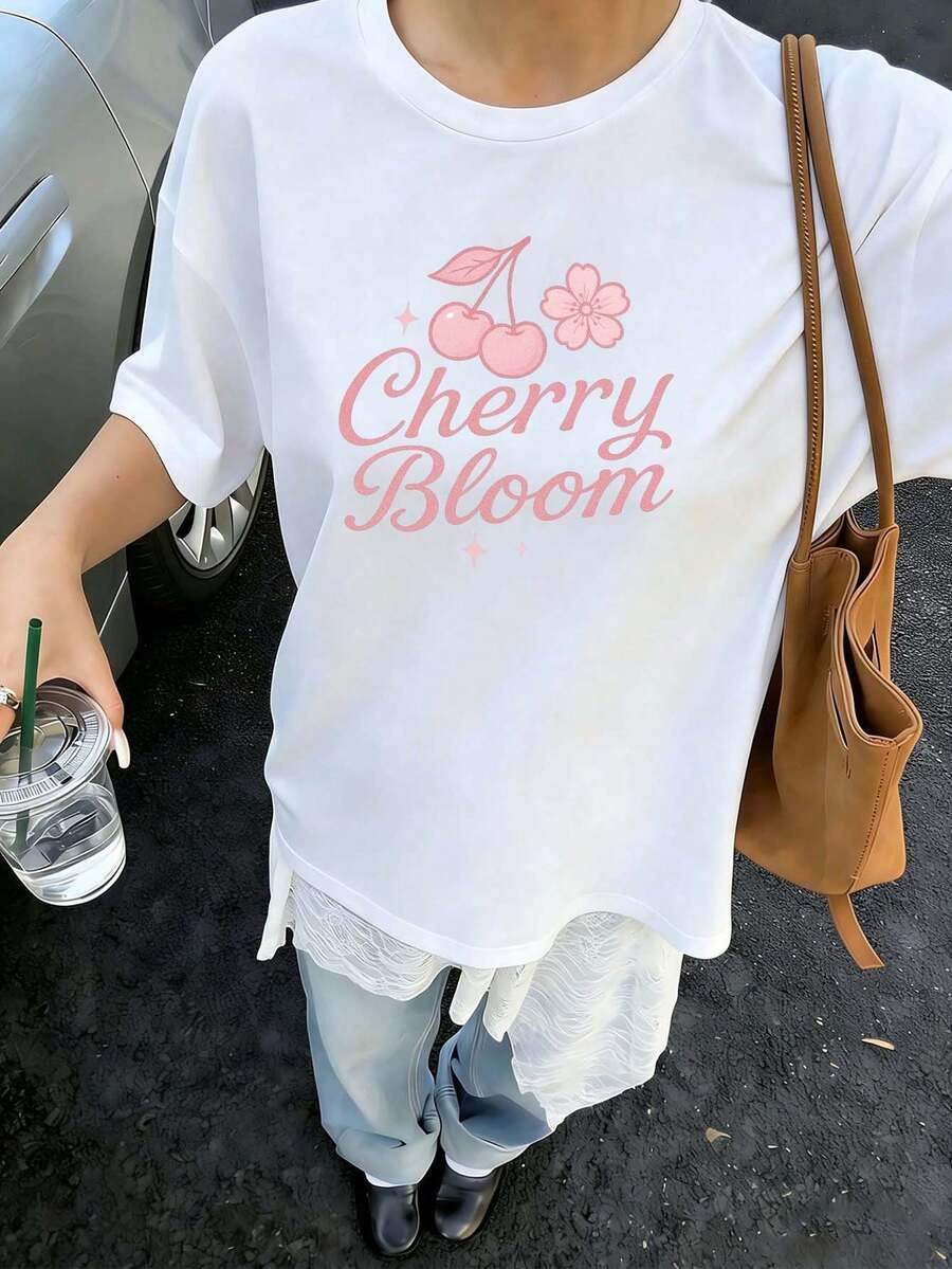 Camiseta Holgada para Mujer Blanca con Estampado de Cerezas y Flor de Cerezo "Cherry Bloom", Cuello Redondo de Manga Corta, Top Casual Estético, Ropa Cómoda para Uso Diario y Primavera, Estilo Relajado para Salidas Informales - Blanco - Ver 1