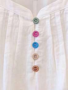 Blusa sin mangas de mujer con cuello plisado, decoración de botones de colores y diseño minimalista elegante de unicolor - Blanco - Ver 3