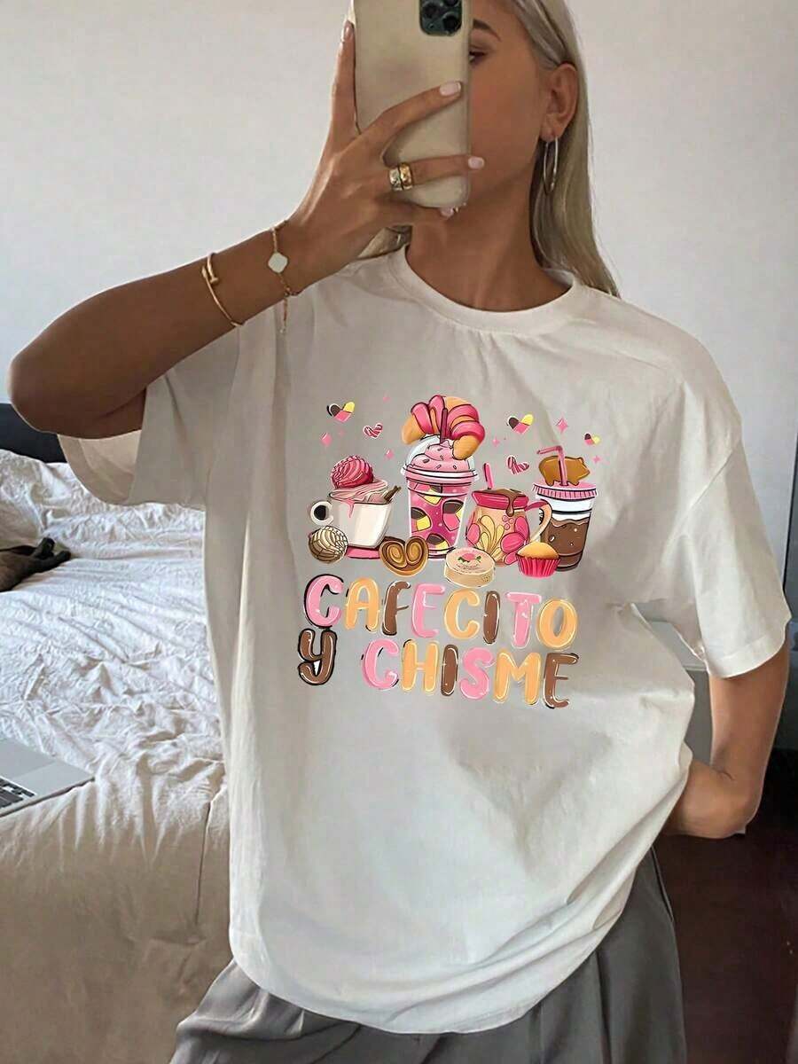 1pscEstampado Cafecito y Chisme celebra la . Muestra bebidas café chocolate y pan dulce como conchas cruasanes palmeras y pastelitos. Ideal para charlas amenas y dulces momentos compartidos entre amigas Camiseta de mujer 100% algodón.100% Cotton100% Cotton - Blanco - Ver 1