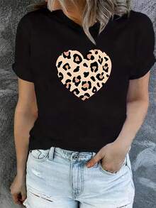 Women's Black Short-Sleeved T-Shirt With Heart And Leopard Print, A , Stylish, And Versatile Casual Top That Flatters Your Figure. Summer Graphic T-Shirts For Women. Casual Printed T-Shirt For Women, Short-Sleeved With A Round Neck, A Local Spring/Summer Streetwear Style. - 黑色 - 查看 7
