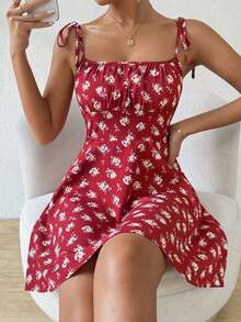 Vestido midi con estampado floral y tirantes anudados en los hombros, vestido bohemio sin espalda con nudo, busto fruncido sin mangas con tirantes finos, ajuste regular, vestido corto con estampado floral pequeño, para primavera/verano, uso diario - Rojo - Ver 7