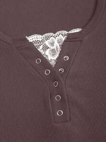 Camiseta de manga corta de unicolor con recorte de encaje de ojal semi-abierto para mujer, estilo urbano - Marrón - Ver 6