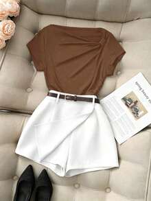 Nuevo top de manga corta ajustado con hombros asimétricos y plisado en negro, combinado con shorts caqui con cordón, conjunto de 2 piezas de pantalón corto y falda para mujer, traje casual de primavera/verano para mujer, ropa de verano para mujer - Blanco - Ver 1