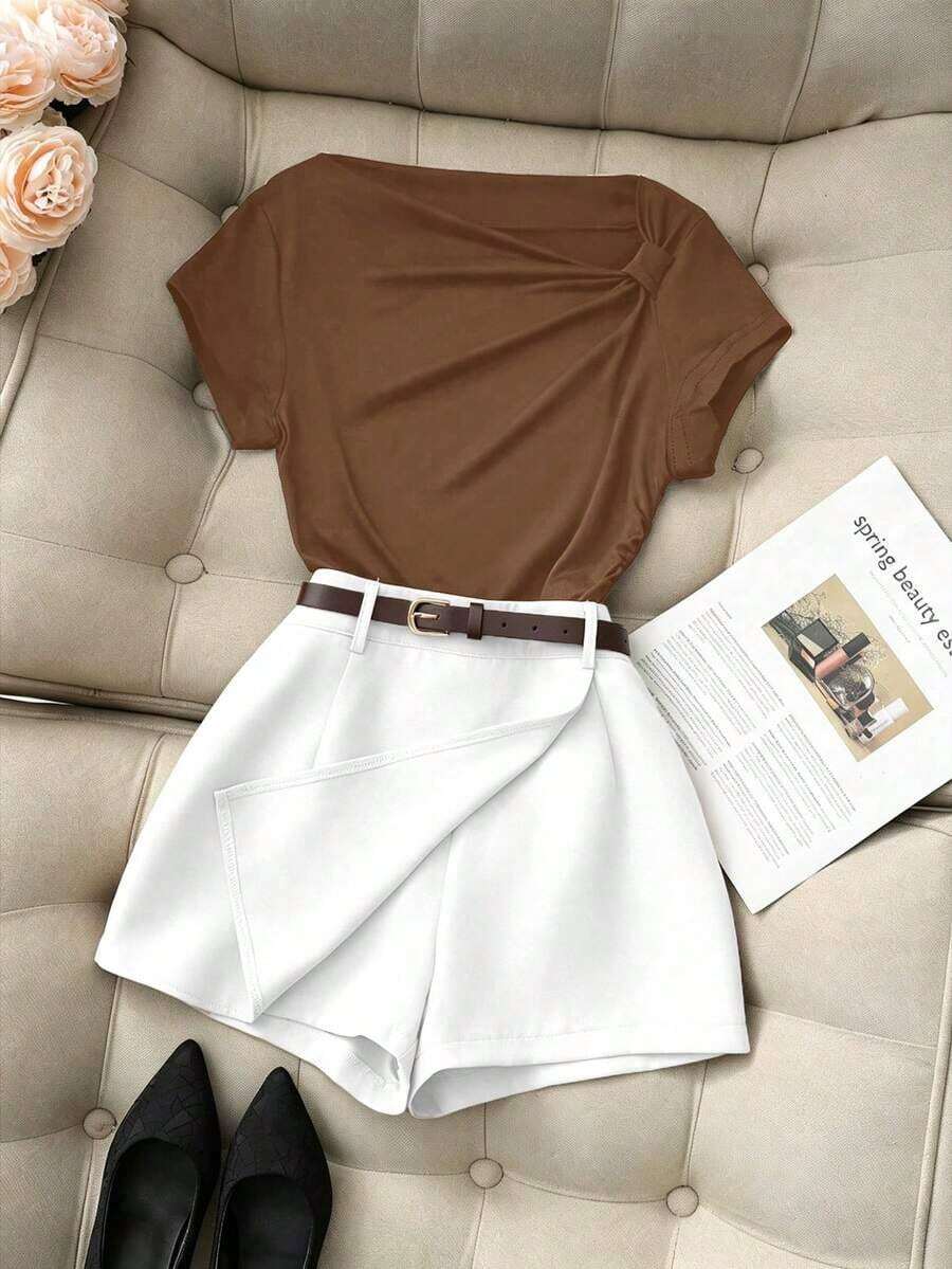 Nuevo top de manga corta ajustado con hombros asimétricos y plisado en negro, combinado con shorts caqui con cordón, conjunto de 2 piezas de pantalón corto y falda para mujer, traje casual de primavera/verano para mujer, ropa de verano para mujer - Blanco - Ver 1