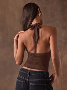 Top halter corto con espalda descubierta y nudo delantero, de tela texturizada y unicolor, para mujer, ideal para vacaciones en la playa - Café integral - Ver 2