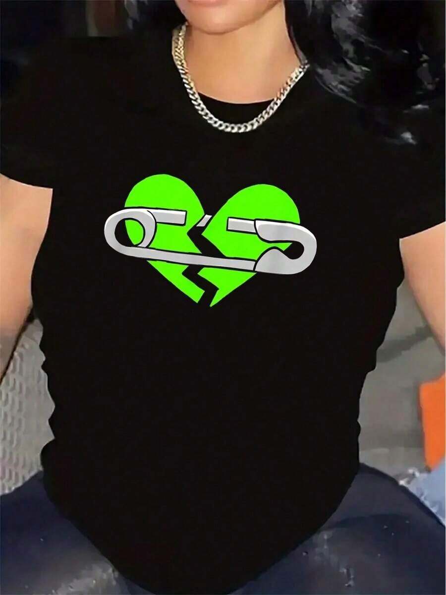 Women's Cartoon Print T-Shirt Featuring A Green Heart And Safety Pin Design. Made From Durable, Lightweight, And Comfortable Polyester Fabric, It's Suitable For Everyday Wear At Home, In The Office, Or In Restaurants And Other Casual Settings. The 100% Cotton Crew Neck Is A Summer Essential For Everyday Casual Wear. Suitable For Spring, Summer, And Autumn. - 黑色 - 查看 1