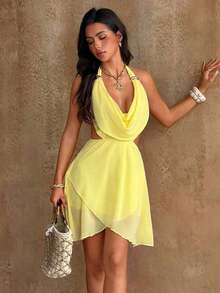 Vestido corto sin mangas de gasa con cuello drapeado, espalda descubierta, lazo, volantes y bajo asimétrico en color amarillo claro sólido. Elegante, encantador y versátil para vacaciones, eventos casuales, festivales de música, uso diario y citas. Estilo vintage francés para primavera y verano. - Amarillo - Ver 1