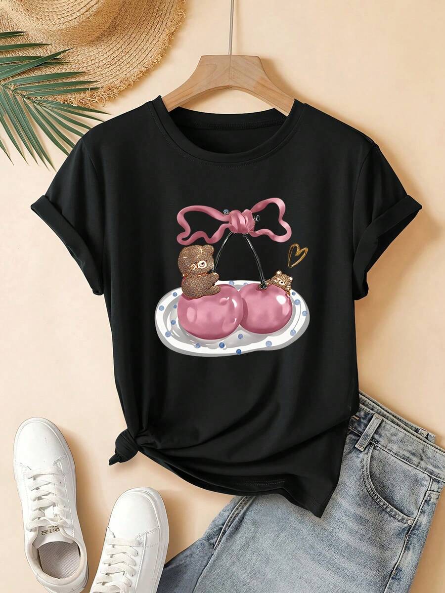 Women's T-Shirt With A Pink Cherry Bear Print, A Modern, Cheerful, And Cute Design. This Short-Sleeved, Crew-Neck T-Shirt For Young Women Is Machine Washable And Suitable For Everyday Casual Streetwear. It Makes An Ideal Gift And Is Suitable For Home, Office, And Other Occasions. - 黑色 - 查看 1