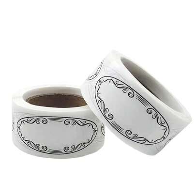 Nhãn dán hình bầu dục họa tiết hoa cổ điển, thiết kế dạng cuộn tự dính dễ xé, thích hợp để viết tay. Khung viền hoa văn châu Âu trang nhã mang hơi hướng cổ điển, phù hợp với nhiều mục đích lưu trữ khác nhau. Chất liệu keo chống thấm nước và dầu, có thể dán lên lọ, chai, hộp đựng, sách vở, v.v. Dùng để dán nhãn thực phẩm, sắp xếp đồ dùng, trang trí sổ kế hoạch, cũng thích hợp làm nhãn bao bì cho việc làm bánh và đồ thủ công. Nhãn dán đa năng giúp việc lưu trữ và trưng bày trở nên ngăn nắp và thẩm mỹ hơn.