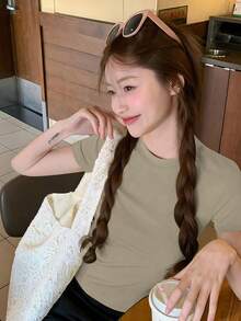 卡其色女款正肩短袖T恤，夏季圓領修身顯瘦時尚美式風百搭性感上衣休閒款 - 卡其色 - 查看 4