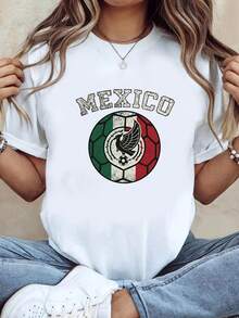 Camiseta de mujer de manga corta con texto MEXICO, letras arqueadas en efecto vintage combinadas con balón en rojo y verde y emblema con alas, cuello redondo. - Negro - Ver 1