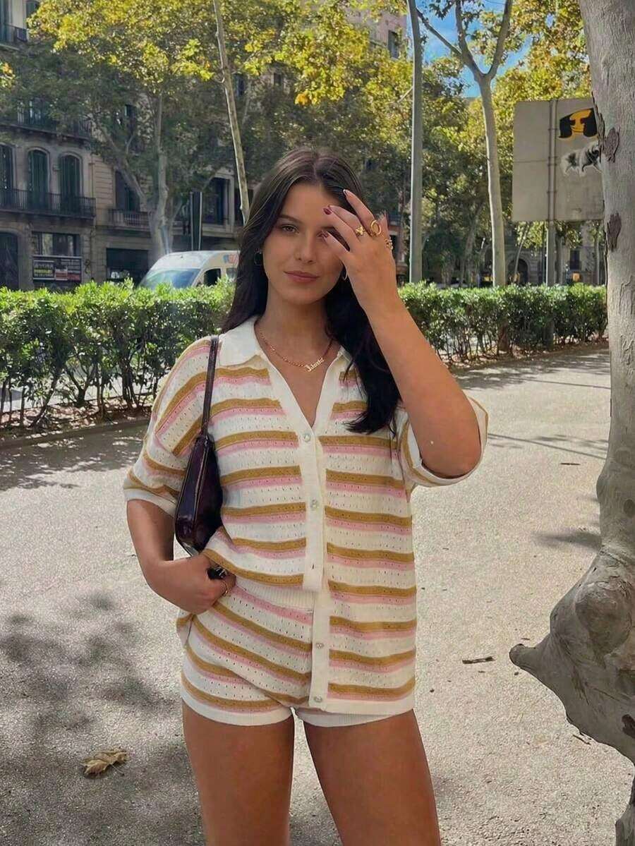 Conjunto de 2 piezas de verano para mujer, estilo vintage y vacacional, de punto, ligero y transpirable, con diseño calado, top de rayas con botones y pantalón corto de cintura elástica, adecuado para uso diario, vacaciones en la playa, estilo callejero, citas festivas, fiestas en la playa primaveral - Beis - Ver 1