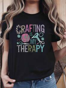 LA CREATIVIDAD MI TERAPEUTA Camiseta de Mujer con Cuello Redondo y Estampado Temático de Sanación Hecho a Mano, con Decoración de Herramientas Hechas a Mano, Top Casual de Manga Corta para Entusiastas de las Manualidades - Camiseta Unisex de Algodón Suelto de Manga Corta y Cuello Redondo Estilo Vintage Urbano - Negro - Ver 7
