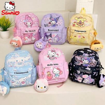 SANRIO 这款三丽鸥迷你背包饰有My Melody、Kuromi、Hello Kitty和Cinnamoroll的可爱卡通形象，并配有可拆卸毛绒小袋，采用柔和的粉彩色调。背包采用轻便耐用的面料制成，拥有宽敞的隔层和可调节肩带，是日常使用、外出游玩或主题活动的理想之选，兼具实用功能和可爱卡通形象。