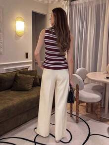 Top ajustado de punto con abertura y botón metálico asimétrico en el bajo, cuello redondo, de estilo francés minimalista y de moda, a rayas en blanco y negro, versátil, de tejido liso, para uso diario, viajes y vacaciones, apto para primavera/ver - Burdeos - Ver 2