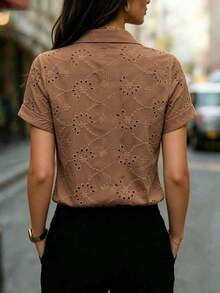 Blusa de mujer de unicolor de manga corta, semi-transparente de malla, con cuello de camisa y botones delanteros - Blusa casual de oficina de primavera y verano de poliéster ligero - Marrón - Ver 4