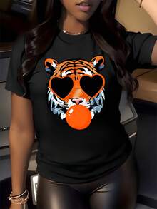 Tiger Wearing Heart-Shaped Glasses Reflects A Fun And Modern Attitude, Symbolizing Strength And Youthful Charm, With A Bright Orange Bubble. Casual, Comfortable, And Attractive Women's T-Shirt. - 黑色 - 查看 1