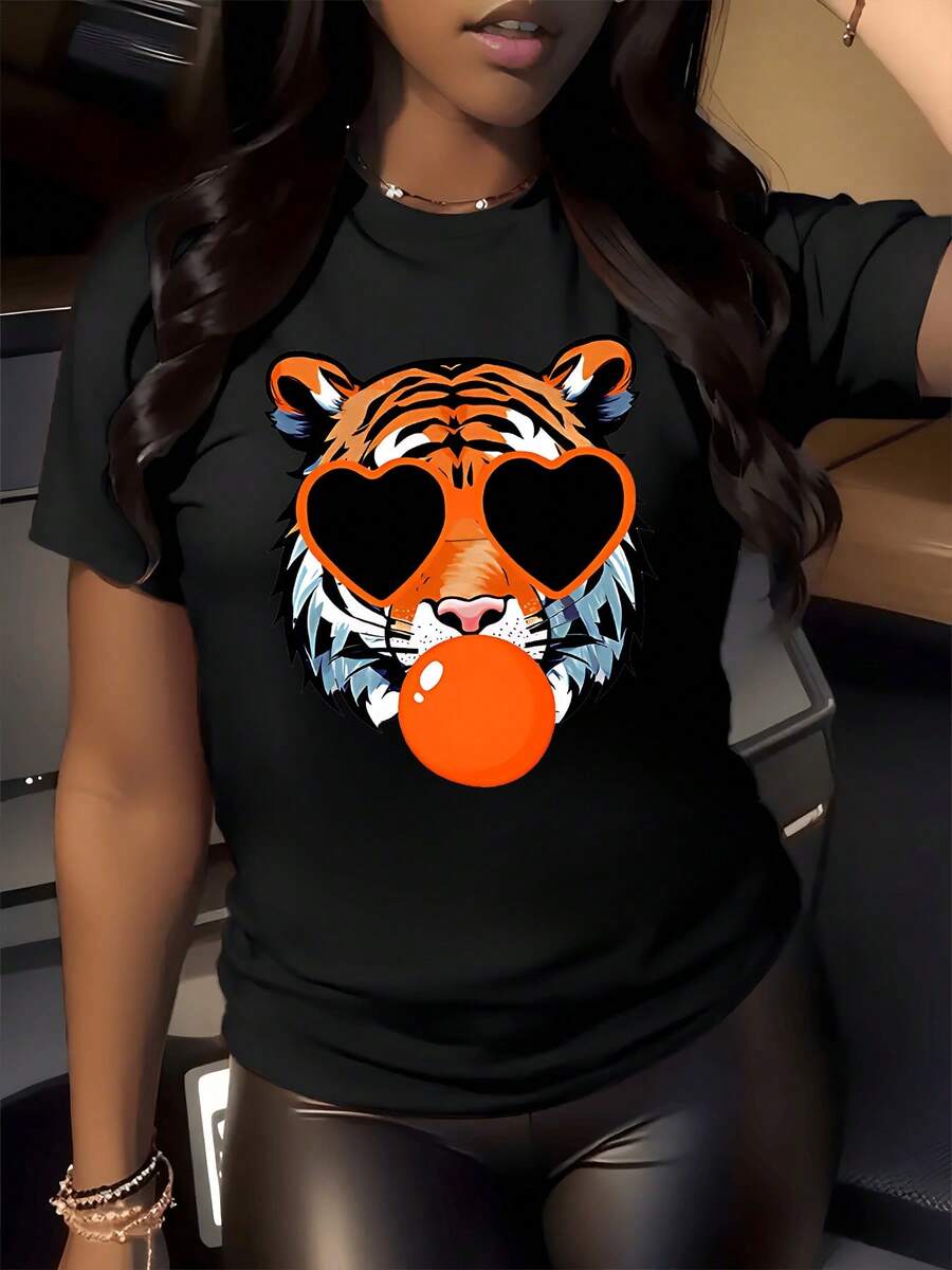 Tiger Wearing Heart-Shaped Glasses Reflects A Fun And Modern Attitude, Symbolizing Strength And Youthful Charm, With A Bright Orange Bubble. Casual, Comfortable, And Attractive Women's T-Shirt. - 黑色 - 查看 1