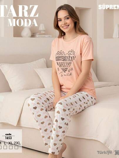 Zarafet Ve Konforun Buluşması Ev şıklığınızı Bir üst Seviyeye Taşıyın.La Kısa Kollu Pijama Takımı, Hem Modern Hem De Nostaljik Bir Hava Sunuyor. Gün Boyu Konfor Sağlar