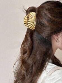 1pc Metallic Gold Shell Hair Claw Clip, Versatile Vacation Style Hair Claw For Bun, Fashionable & Unique Small Size Summer Hair Accessories - Gold - View 8