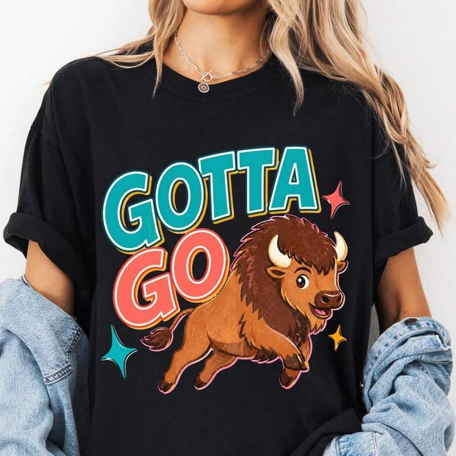 Gotta Go , Funny Buffa1lo , R Bis1on Shirt Graphic, D1igital download220G Fundacin de AL1Godn masculina, 220 g de confort puro. CreA1DA1 Para todo ser humano, ya sea mujer u hombre. Tejido consistente de ptima C1Alidad, preparado para cualquier m1ontura, afelpado al contacto pero pensado para S1ostenerse. Prendas eriores transpirables de mujer, conjuntos otoales, vestuarios de vaC1Aciones, disfraces de new years para ella. - Negro - Ver 1